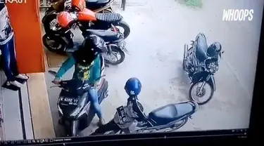 Walaupun berkali-kali mencoba, wanita ini tetap kebingungan mengeluarkan motornya.