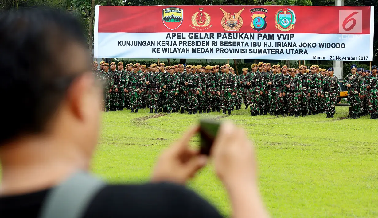 Aparat gabungan dari TNI/Polri menggelar apel jelang kunjungan kerja dan juga acara ngunduh mantu Presiden Jokowi di Medan, Rabu (22/11). (Liputan6.com/Johan Tallo)