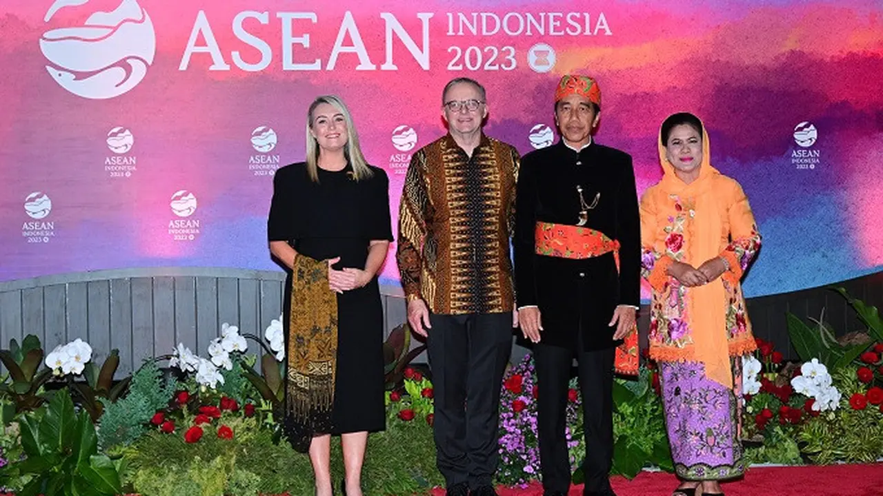 Presiden Joko Widodo (Jokowi) dan Ibu Negara Iriana Jokowi menyambut Perdana Menteri Australia Anthony Albanese dan pasangannya Jodie Haydon saat gala dinner KTT ASEAN 2023 di Hutan Kota Gelora Bung Karno (GBK), Jakarta, Rabu (6/9/2023).