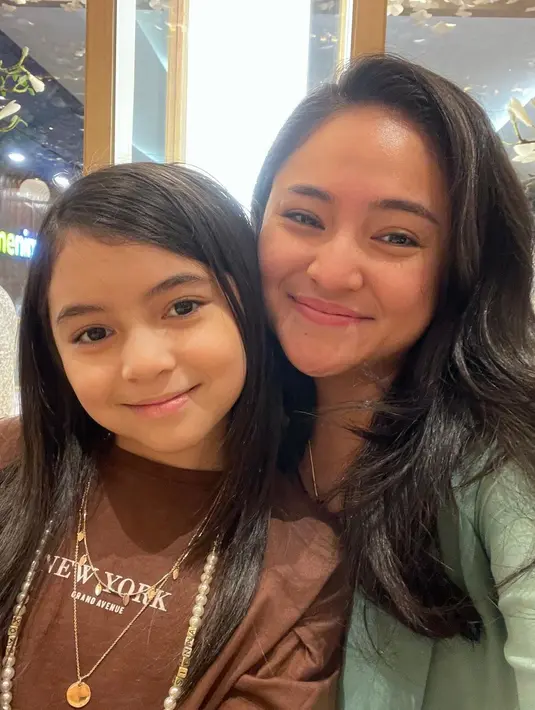 Lagi, potret selfie Marshanda bersama Sienna. Bak pinang dibelah dua, Sienna yang beranjak remaja semakin mirip dengan sang ibu. Foto: Instagram.