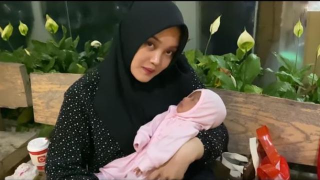 Momen Saat Anak Sule Bertemu Ibunya, Rizky Febian Gendong Bayi Lina