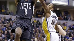 Pemain Brooklyn Nets, Sean Kilpatrick (6) melakukan tembakan melewati jangkauan pemain Indiana Pacers, Glenn Robinson III (40) pada laga lanjutan NBA di  Bankers Life Fieldhouse, Indianapolis, (5/1/2017).  (AP/Michael Conroy)