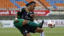 Striker Persik Kediri, Antoni Putro Nugroho (kanan) dijaga ketat bek PS Sleman, Mohammad Bagus Nirwanto dalam laga matchday ke-3 Grup C Piala Menpora 2021 di Stadion Si Jalak Harupat, Bandung, Kamis (1/4/2021). Persik Kediri kalah 0-1 dari PS Sleman. (Bola.com/Ikhwan Yanuar)