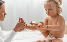 Kulit Bayi Rentan Iritasi, Ini Tips Dokter Memilih Minyak Telon yang Tepat dan Aman