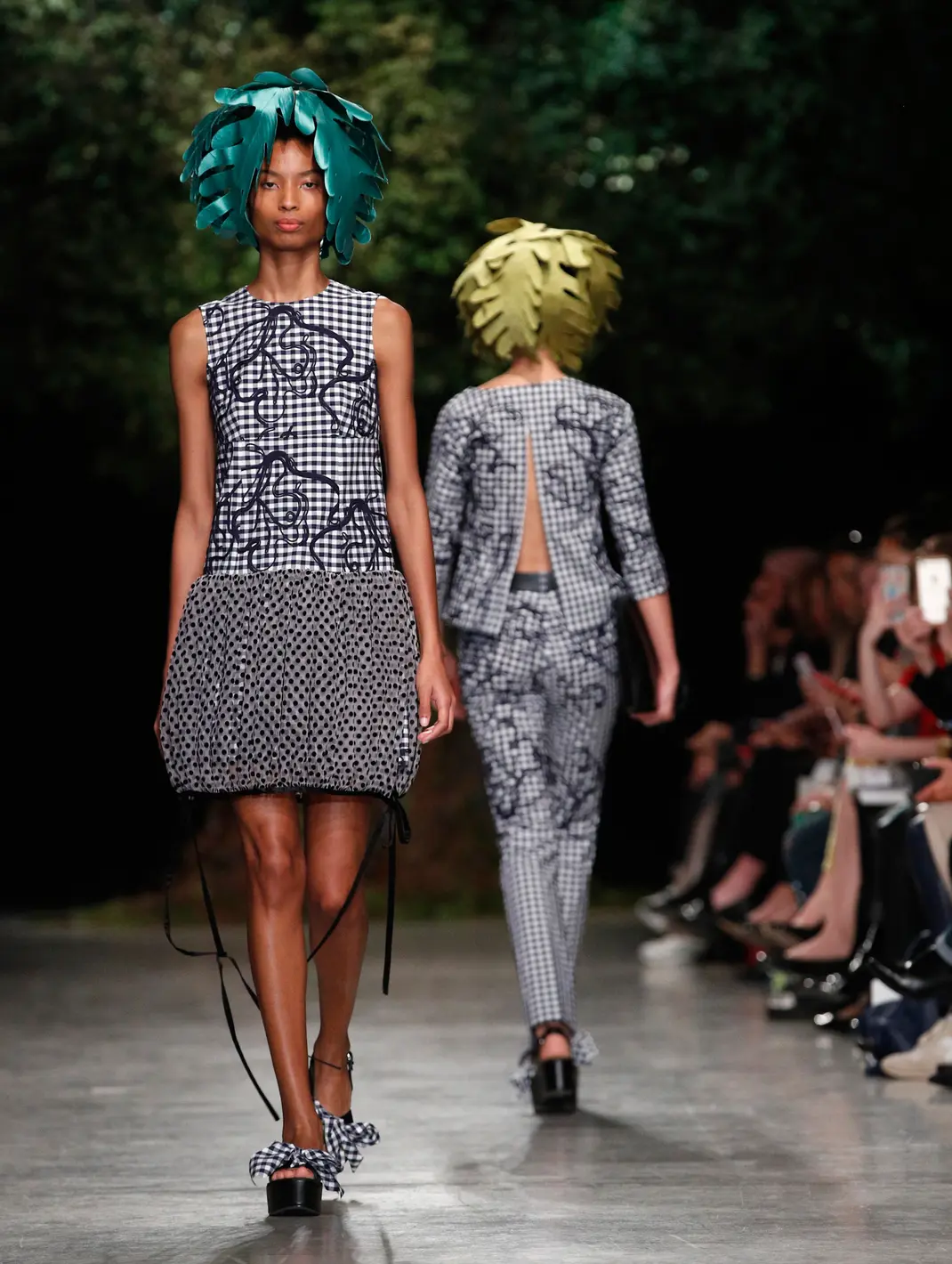 PHOTO: Ada Model dengan Rambut Daun Melenggang di Paris - Foto Liputan6.com