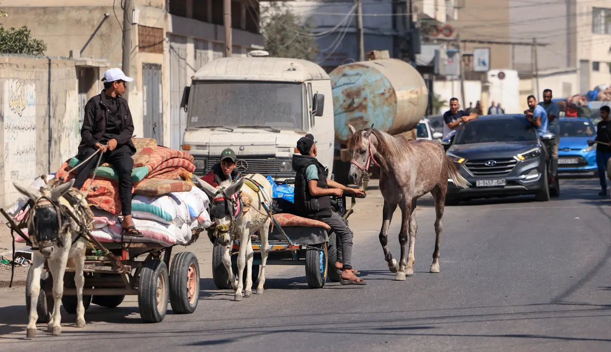 Israel telah menyerukan relokasi segera bagi 1,1 juta orang di Gaza di tengah pengeboman besar-besaran sebagai pembalasan atas serangan Hamas. (MOHAMMED ABED/AFP)