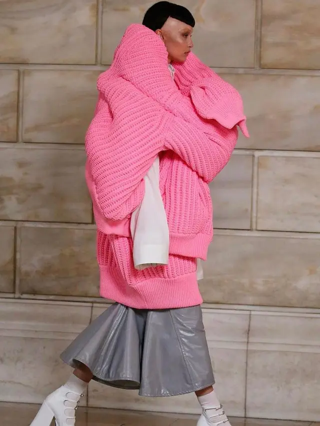 Gigi dan Bella Hadid Tampil Dramatis dengan Rambut Dicukur di Fashion Show Marc Jacobs, Nyaris Tak Dikenali