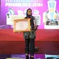 Kepala Biro Hukum Kemensos RI Rizi Umi Utami menerima penghargaan JDIHN dalam acara Pertemuan Nasional pengelola JDIH sekaligus pemberian JDIHN Award di Jakarta, pada Kamis (22/8/2024).