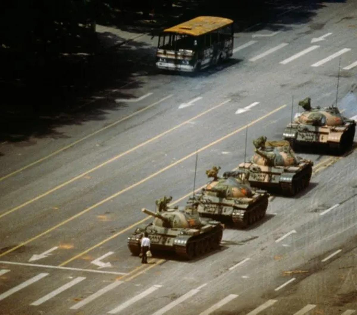 Tank Man - Jeff Widener, 1989

5 Juni 1989. Pagi hari setelah militer China menyerbu Lapangan Tiananmen, seorang pria berdiri di depan barisan tank. Ketika tank itu hendak bergeser dia berulang kali mengikuti gerakan tank itu dengan maksud menghalangi.