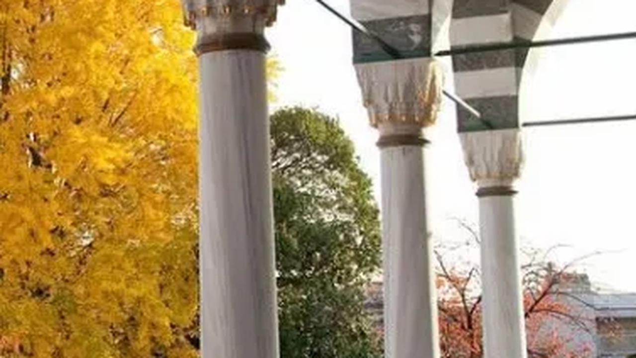 8. Bagian atas difungsikan sebagai tempat ibadah, sementara lantai pertama dimanfaatkan sebagai pusat kebudayaan Turki.