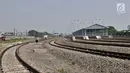 Kereta Rel Listrik (KRL) melintas di area pembangunan Depo kereta Cipinang, di Jakarta, Kamis (10/5). Kementerian Perhubungan menargetkan Depo kereta Cipinang dapat beroperasi pada Oktober 2018 mendatang. (Merdeka.com/Iqbal S. Nugroho)