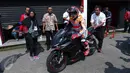 Marc Marque bersiap mencoba motor All New Honda CBR250RR di sirkuit Sentul, Jawa Barat, Selasa (25/10). PT Astra Honda Motor menunjukan performa dinamis All New Honda CBR250RR dengan kekeuatan penuh. (Liputan6.com/Angga Yuniar)