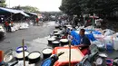 Sejumlah pedagang kolang-kaling saat berjualan di Pasar Induk, Kramat Jati, Jakarta, Jumat (19/6/2015). Untuk memenuhi permintaan konsumen, pedagang kolang-kaling di pasar Induk, kramat jati menambah pasokan kolang-kaling. (Liputan6.com/Yoppy Renato)