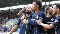 Striker Manchester City Sergio Aguero bersama rekan setimnya merayakan golnya ke gawang Burnley dalam lanjutan Liga Inggris di Turf Moor, Burnley, Minggu (28/4/2019). City menang 1-0. (AP Photo/Rui Vieira)