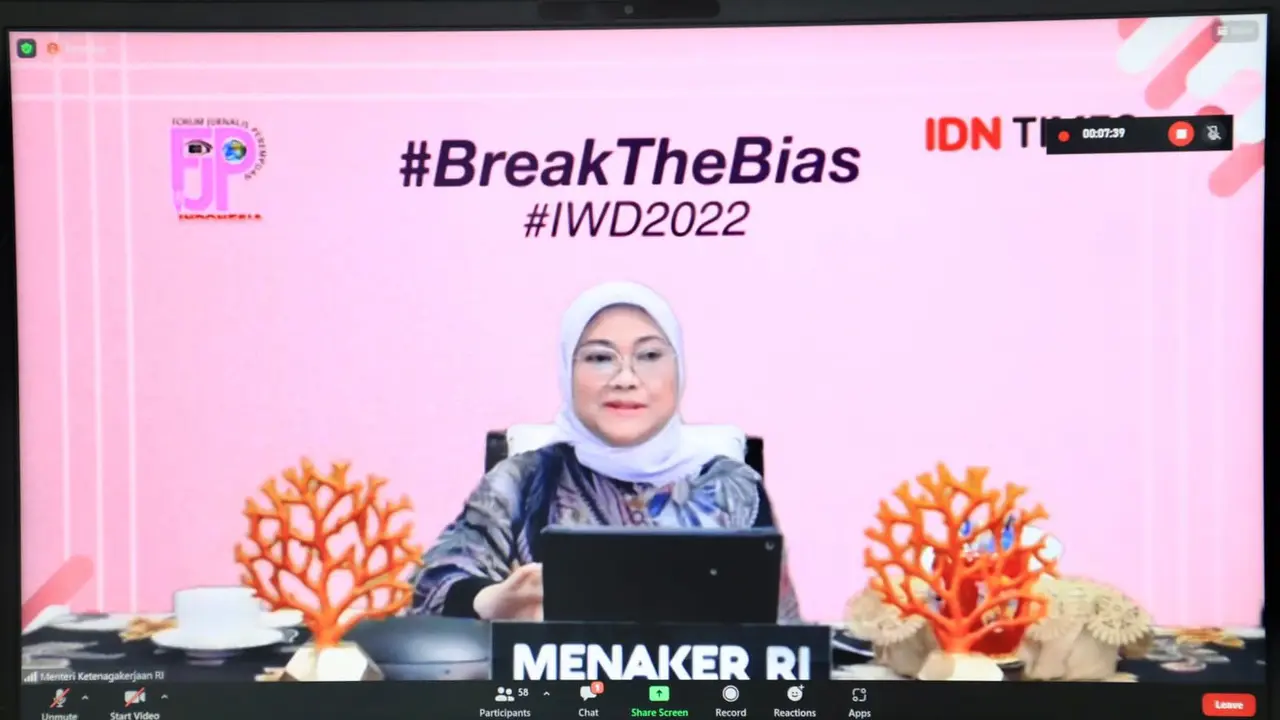 Menaker Ida Fauziyah saat menjadi pembicara dalam #Ngobrol Seru 'Jurnalis Perempuan Dobrak Bias dan Diskriminasi' di Jakarta