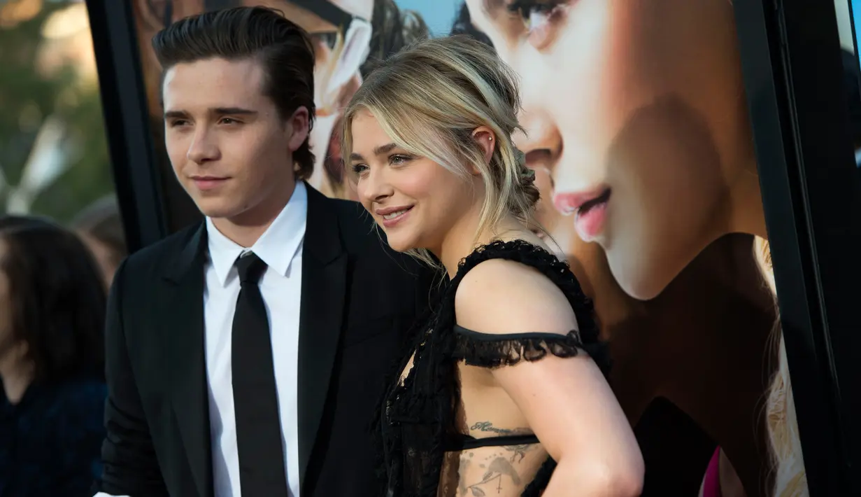 Aktris Chloe Grace Moretz bersama sang pacar Brooklyn Beckham menghadiri  Amerika Premier film "Neighbors 2: Sorority Rising" di Westwood, California (16/5/2016). (AFP PHOTO / VALERIE MACON)