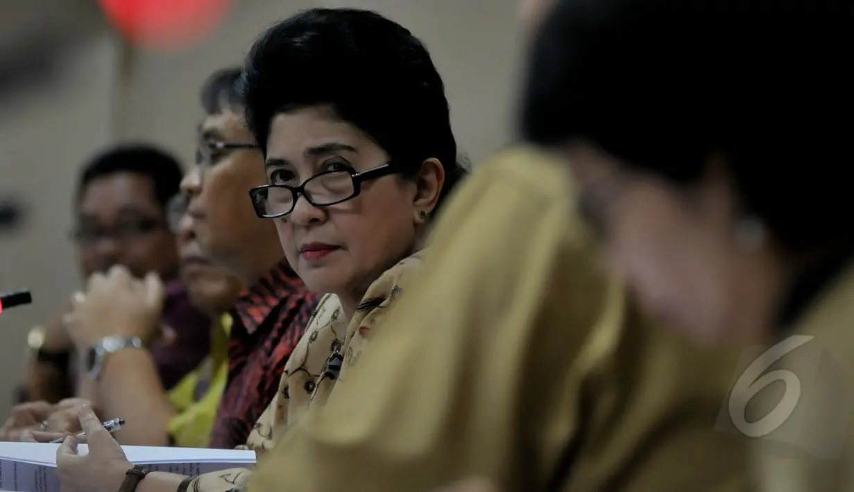 Menkes Nila F Moeloek , memberikan keterangan hasil investigasi terkait Buvanest Spinal di Gedung Kemenkes, Jakarta, Senin (23/3/2015). Nila mengatakan PT Kalbe Farma lalai saat memproduksi obat bius Buvanest Spinal. (Liputan6.com/Johan Tallo)