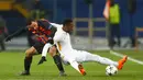 Pemain  AS Roma, Gerson berebut bola dengan pemain Shakhtar Donetsk, Ismaily pada leg pertama babak 16 besar Liga Champions di Oblasny SportKomplex Metalist, Kamis (22/2). Shakhtar Donetsk sukses memetik kemenangan tipis 2-1. (AP/Efrem Lukatsky)