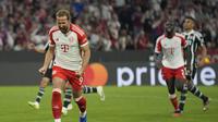 Striker Bayern Munchen, Harry Kane (kiri), merayakan gol yang dicetaknya dalam pertandingan melawan Manchester United (MU) pada laga matchday pertama Grup A Liga Champions 2023/2024 di Allianz Arena, Munchen, Kamis (21/9/2023) dini hari WIB. Bayern Munchen menang 4-3 atas MU dalam laga tersebut. (AP Photo/Matthias Schrader)