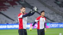 Kiper Timnas Indonesia, Maarten Paes, mengikuti sesi latihan jelang laga melawan Arab Saudi, Senin (18/11/2024) sore WIB. (Bola.com/M. Iqbal Ichsan)