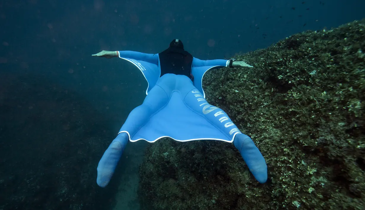 Penyelam gaya bebas asal Monaco, Pierre Frolla memakai prototipe wetsuit 'Oceanwings' saat menyelam di laut Mediterania (13/8). Wetsuit yang digunakan melucur dalam air tersebut diproduksi oleh Aqualung. (AFP Photo/Boris Horvat)