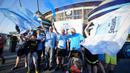 Sejumlah suporter Manchester City merayakan gelar juara Liga Inggris di depan Stadion Etihad, Sabtu (20/5/2023). City memastikan gelar juara setelah Arsenal dikalahkan Nottingham Forest dengan skor 0-1 pada lanjutan Liga Inggris 2022/2023 hari Minggu (21/05/2023). (AP Photo/Jon Super)