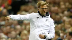 Pelatih Liverpool, Jurgen Klopp berselebrasi usai anak buahnya mencetak gol kegawang Villarreal pada leg kedua liga Europa di stadion Anfield, Liverpool, Inggris, (5/6). Liverpool menang atas Villarreal dengan skor 3-0. (Reuters/Lee Smith)