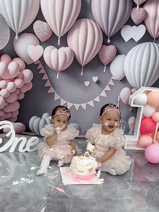 Unggahan tersebut membuat banyak netizen gemas dengan tingkah keduanya. "MasyaaAllah gemeshhh bgttt," tulis hadijah7978. "MasyaAllah... lucu bgt," tulis wahidiyah_23. "MasyaAllah lucukk sekaliii baby twins k @anisarahma_12," tulis sssyyffhh. [Instagram/anisarahma_12]