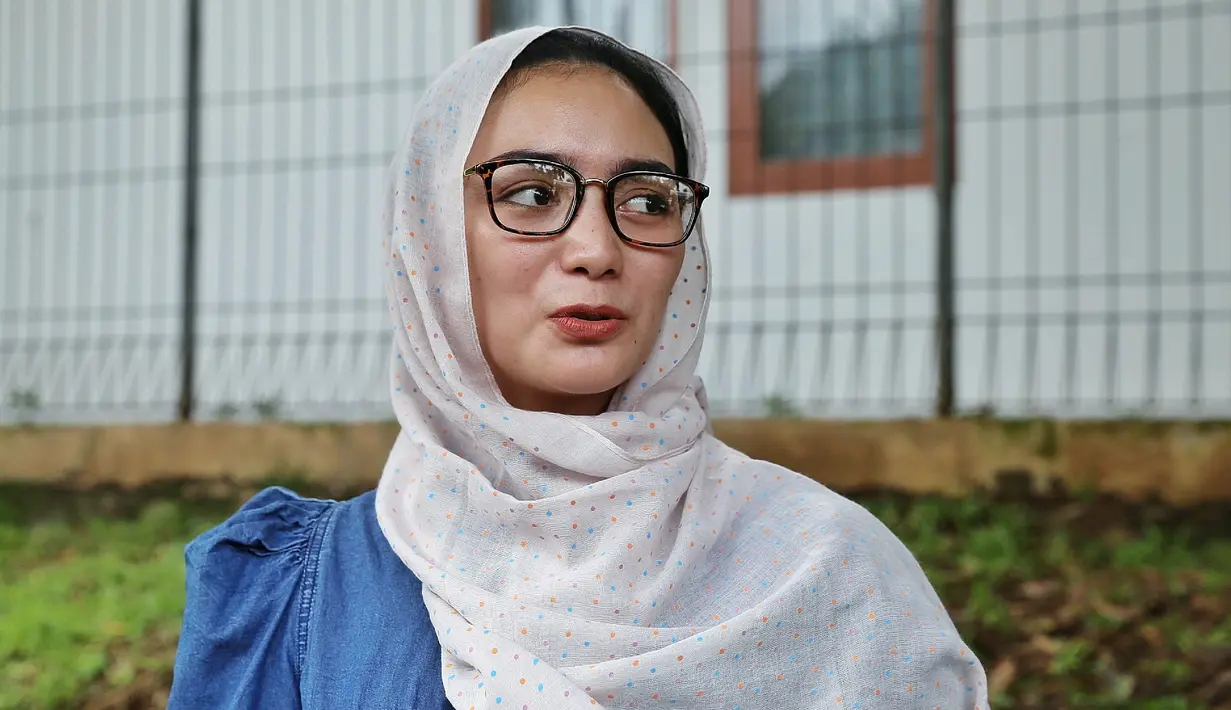 Ditemui di rumah duka Amoroso Katamsi, Ciki menceritakan soal sosok aktor senior yang satu ini. Memanggil dengan sebutan eyang, Ciki mengakui bahwa dirinya telah terlibat syuting bareng dengannya sejak lama. (Nurwahyunan/Bintang.com)