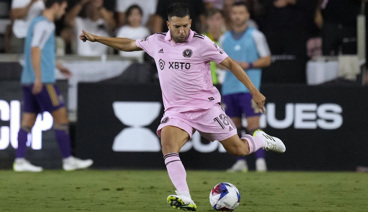 Pemain baru Inter Miami, Jordi Alba menendang bola saat laga 32 besar piala liga 2023 melawan Orlando City di DRV PNK Stadium, Florida, Amerika Serikat, Rabu (02/08/2023) waktu setempat. (AP Photo/Lynne Sladky)