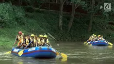 Walikota Jakarta Selatan Marullah Matali (tengah perahu depan) saat menyusuri Sungai Ciliwung di Jalan Arus Srengsegawah, Jakarta Selatan (26/11). Kegiatan ini diawali dengan pelepasan bibit ikan. (Merdeka.com/Arie Basuki)