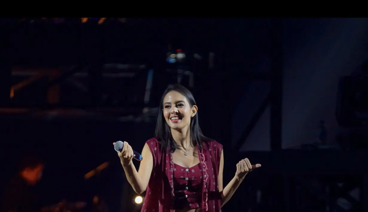 Ia juga hadirkan pesona yang sederhana dengan aksen batik dan kebaya kekinian. [Foto: Instagram/ Aurelie Moeramans]