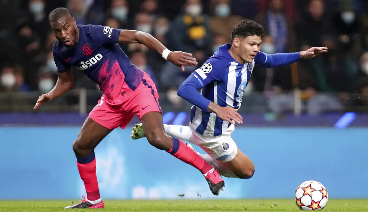 Pemain Atletico Madrid Geoffrey Kondogbia (kiri) berebut bola dengan pemain FC Porto Evanilson pada pertandingan sepak bola Grup B Liga Champions di Stadion Dragao, Porto, Portugal, 7 Desember 2021. Atletico Madrid menang 3-1. (AP Photo/Luis Vieira)