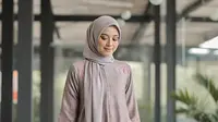 7 Model Baju Tunik Terbaru 2025 untuk Wanita Berhijab, Pilihan Tepat untuk Tampil Modis (sumber: AI)