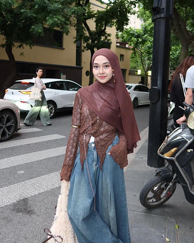 1. Gaya Kasual yang Chic ala Aya Balqis