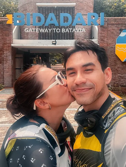 Liburan ke Pulau Bidadari ini memberikan banyak pengalaman seru dan kenangan indah bagi keluarga Darius Sinathrya. Dari keindahan alam yang memukau hingga keseruan bermain jet ski, semuanya menjadi momen-momen yang tak terlupakan. Liburan ini tidak hanya memberikan hiburan dan kesenangan, tetapi juga mempererat hubungan keluarga dengan cara yang menyenangkan dan berkesan. (Liputan6.com/IG/@darius_sinathrya)