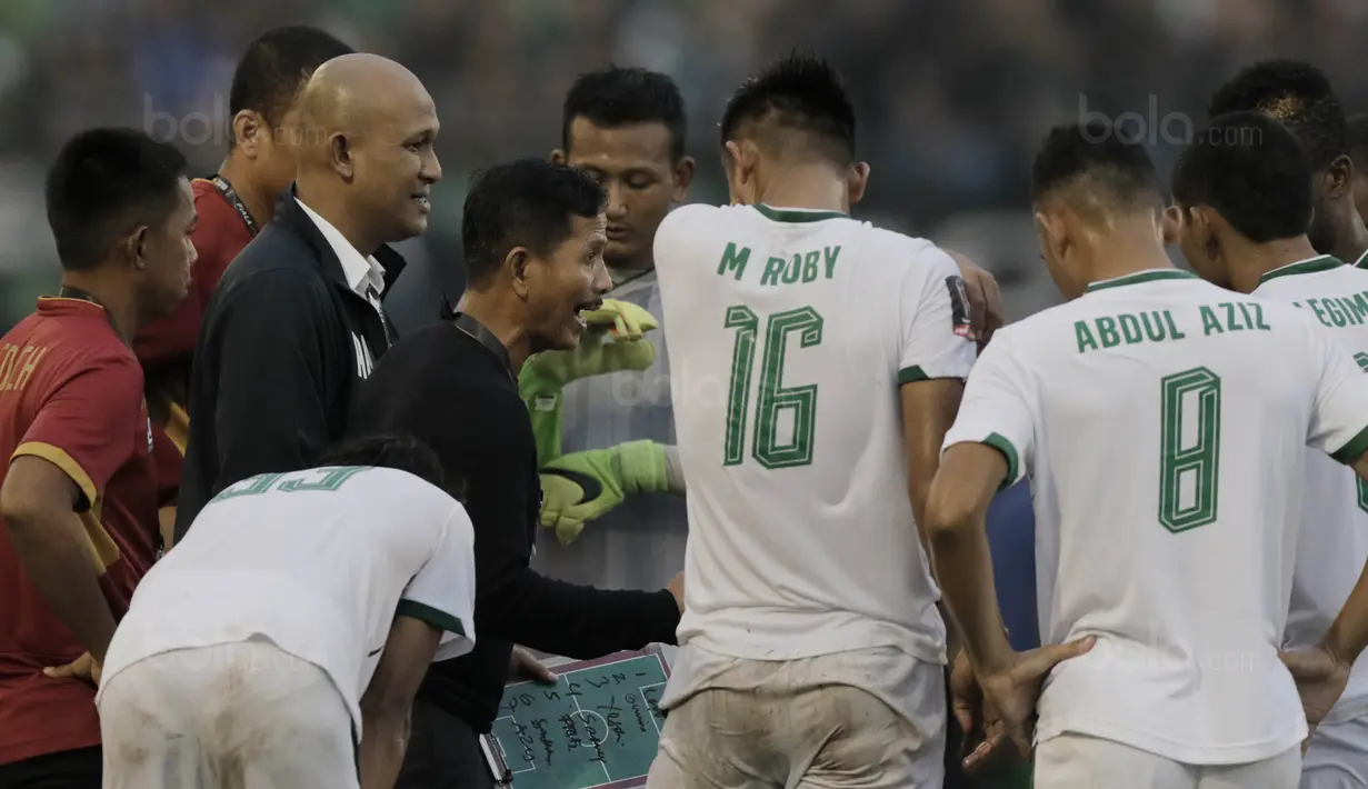 Pelatih PSMS, Djadjang Nurdjaman, saat melawan Persebaya pada laga perempat final Piala Presiden di Stadion Manahan, Solo, Sabtu, (3/2/2018). PSMS menang adu penalti atas Persebaya dengan skor 4-3. (Bola.com/M Iqbal Ichsan)