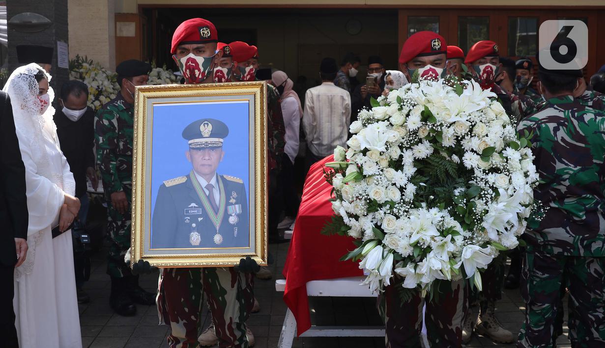Prajurit TNI bersiap jelang upacara persemayaman mantan KSAD Jenderal TNI (Purn) Pramono Edhie Wibowo di kawasan Puri Cikeas, Kab Bogor, Jabar, Minggu (14/6/2020). Pramono Edhie Wibowo wafat di usia 65 tahun dan akan dimakamkan secara militer di TMPN Kalibata. (Liputan6.com/Helmi Fithriansyah)