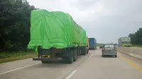 Truk kelebihan muatan atau Overdimension and Overload (odol) melintas di jalan tol. (Istimewa)