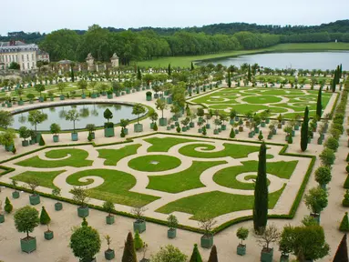 Versailles adalah taman yang memiliki luas 800 hektar yang pernah menjadi kerajaan Domaine de Versailles. terdapat banyak sekali hal indah di taman bergaya klasik Perancis yang disempurnakan oleh Andre Le Notre. (www.patriciapetr.us)
