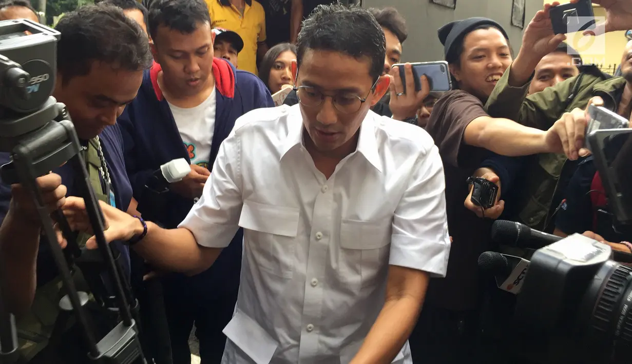 Wakil Gubernur DKI Jakarta Sandiaga bersiap menjalani pemeriksaan di Polda Metro Jaya, Jakarta, Selasa (30/1). Sandi dan Andreas Tjahjadi dilaporkan oleh Fransiska Kumalawati ke polisi atas tuduhan penggelapan uang. (Liputan6.com/Immanuel Antonius)