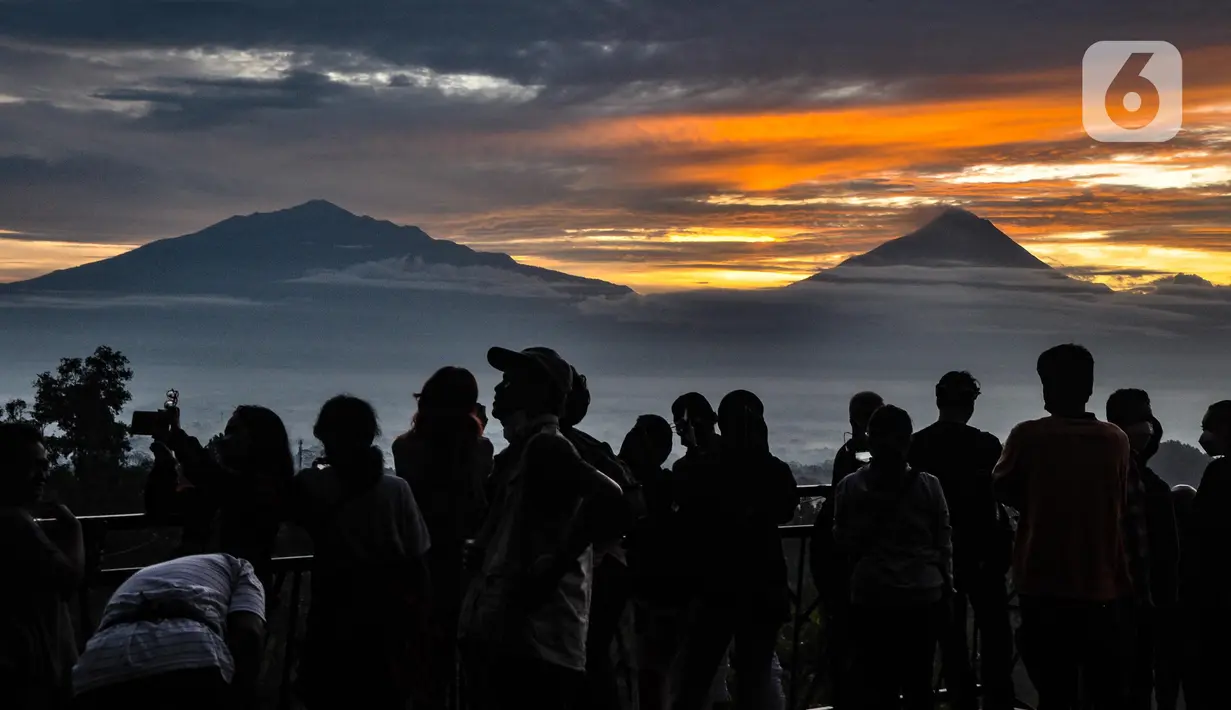 <p>Wisatawan menikmati matahari terbit atau sunrise dengan latar belakang Candi Borobudur di Punthuk Setumbu, Karangrejo, Magelang, Jawa Tengah, Senin (16/5/2022). Punthuk Setumbu menjadi destinasi favorit di Jawa Tengah, terlebih saat libur Waisak yang terkenal dengan keindahan alam Candi Borobudur dan sekitarnya saat matahari terbit. (merdeka.com/Iqbal S. Nugroho)</p>