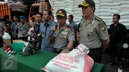 Kapolda Metro Jaya Irjen Pol Tito Karnavian (kedua kanan) memberikan keterangan pers, Jakarta, Rabu (24/6/2015). Polda Metro Jaya berhasil mengamankan 60 ton gula pasir dan tiga orang tersangka di kawasan Tangerang. (Liputan6.com/Johan Tallo)