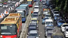 Puluhan kendaraan terjebak kemacetan di Jalan Gatot Subroto, Jakarta, Kamis (5/2/2015). (Liputan6.com/Faizal Fanani)