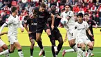 Kevin Diks baru saja meraih hasil penting bersama Borussia Monchengladbach. Die Fohlen meraih hasil imbang 1-1 saat bertandang ke markas Bayar Leverkusen dalam laga pekan keempat Bundesliga 2025/2026, Minggu (21/9/2025) malam. (Federico Gambarini/dpa via AP)