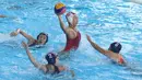 Pemain Polo Air Putri Indonesia, Febrika Indirawati melakukan lemparan ke gawang Hong Kong pada laga penyisihan grup A Asian Games 2018, Jakarta, Jumat (17/8). Indonesia unggul tipis 9-8. (Liputan6.com/Helmi Fithriansyah)