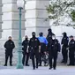 Keamanan yang terlihat di sekitar gedung Capitol di Washington, Rabu (3/3/2021). Kepolisian Amerika Serikat (AS) meningkatkan keamanan di wilayah Washington DC, setelah intelijen menemukan dugaan plot terbaru untuk 'menembus Capitol' pada Kamis (4/3) waktu setempat. (AP Photo/J. Scott Applewhite)