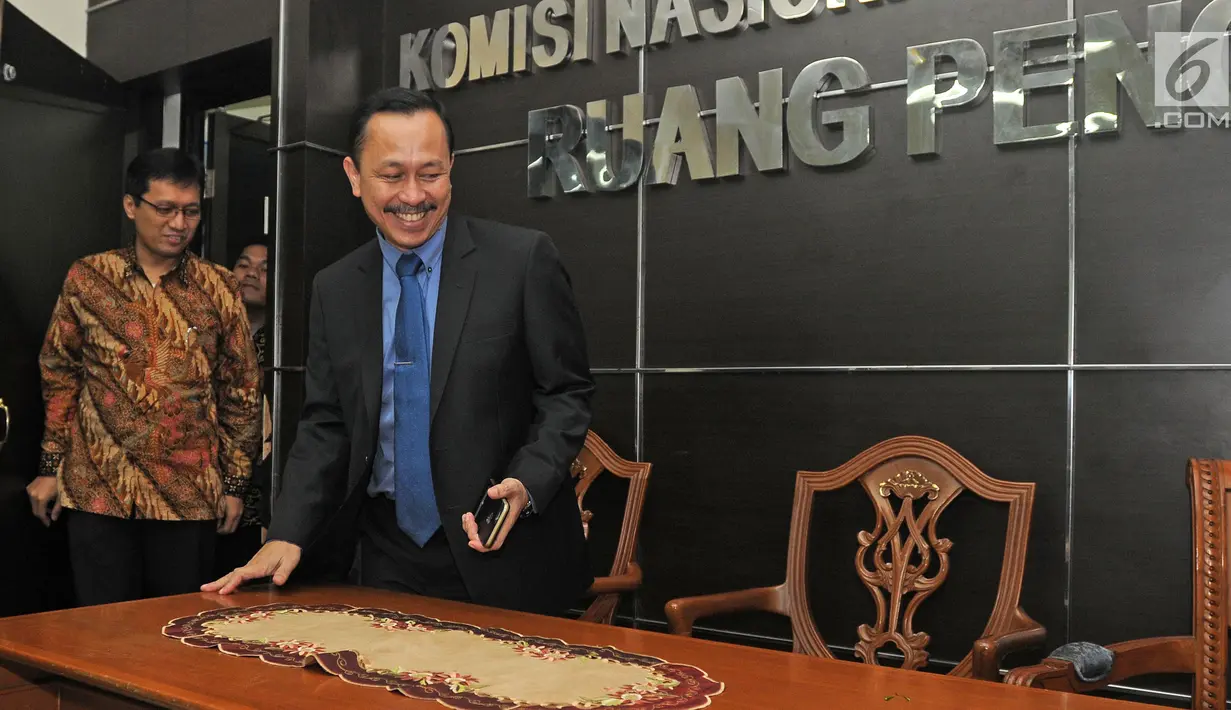 Ketua Komnas HAM Ahmad Taufan memasuki ruang jumpa pers usai menggelar pertemuan tertutup dengan Komisaris HAM PBB HE Zeid Ra'ad Al Hussein di Jakarta, Senin (5/2). (Liputan6.com/Herman Zakharia)