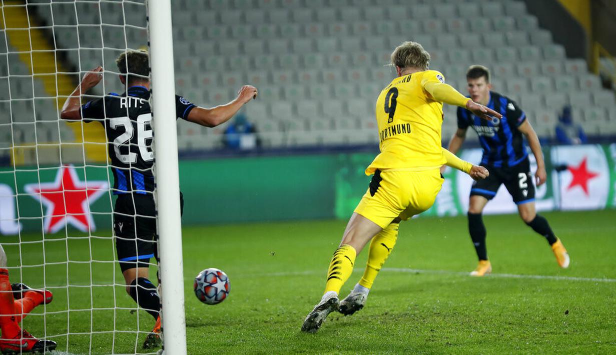 Pemain Borussia Dortmund Erling Haaland (tengah) mencetak gol ke gawang Brugge pada pertandingan Grup F Liga Champions di Stadion Jan Breydel, Bruges, Belgia, Rabu (4/11/2020). Dortmund menang 3-0, Erling Haaland mencetak dua gol. (AP Photo/Francisco Seco)