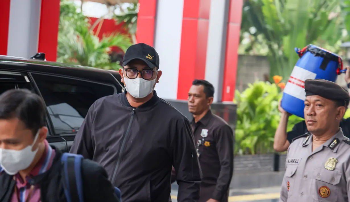 Bupati Klaten Hamenang Wajar Ismoyo tiba di Gedung Merah Putih KPK, Jakarta Selatan, Jumat (16/10/2026), setelah terjaring Operasi Tangkap Tangan (OTT) yang digelar KPK sehari sebelumnya. (officialkpkri)